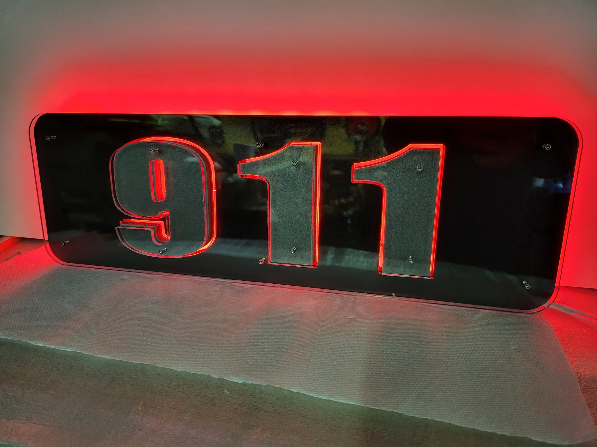 Backlit address sign 911 red